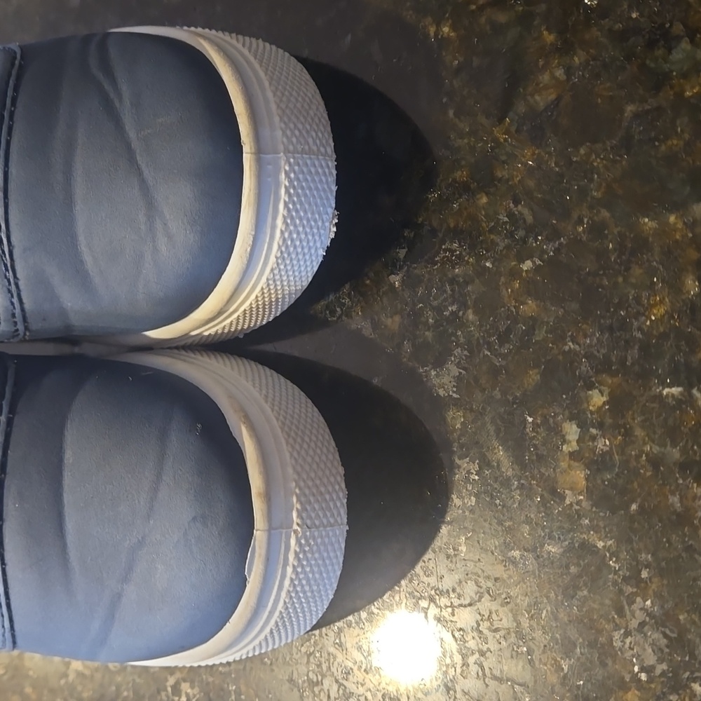 Toddler shoes size 7 - Picture 2 of 3